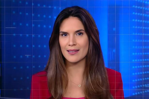 Renata Varandas de vermelho na bancada do Jornal da Record