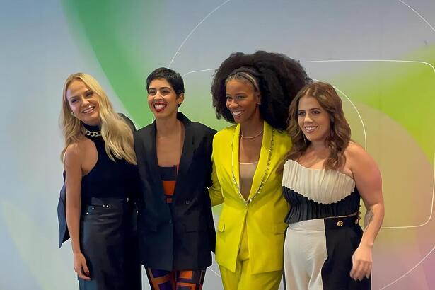 Tati Machado, Eliana, Rita Batista e Bela Gil posam em frente ao logo da TV Globo na coletiva de imprensa do novo Saia Justa