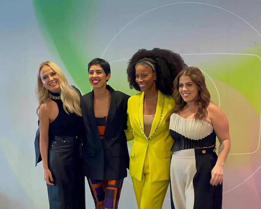 Tati Machado, Eliana, Rita Batista e Bela Gil posam em frente ao logo da TV Globo na coletiva de imprensa do novo Saia Justa