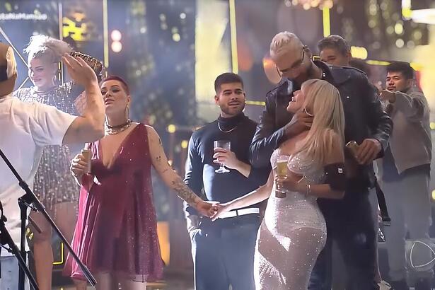 Brenno agarra Lizi e dá beijo na pista de dança de A Grande Conquista