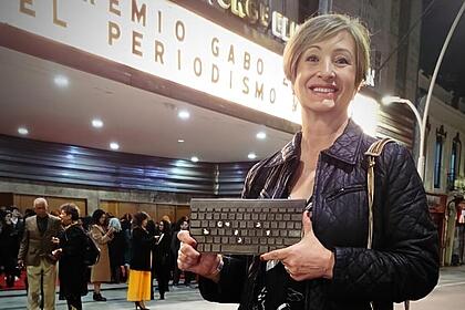 Sônia Bridi com o troféu do Prêmio Gabo em Bogotá