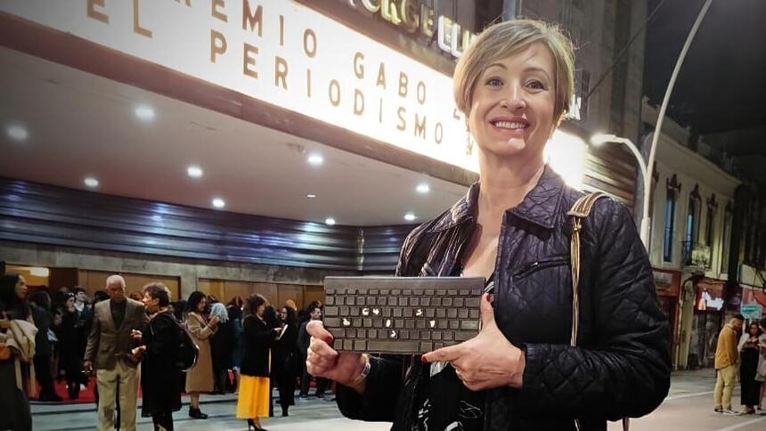 Sônia Bridi com o troféu do Prêmio Gabo em Bogotá