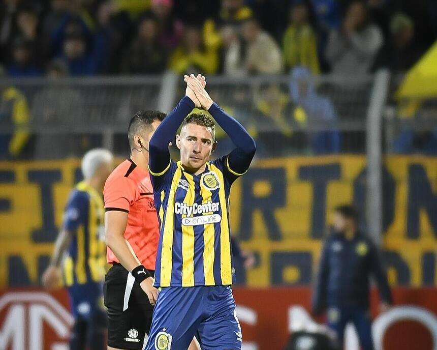 Marco Gastón Ruben batendo palmas durante o jogo Rosario Central x Internacional