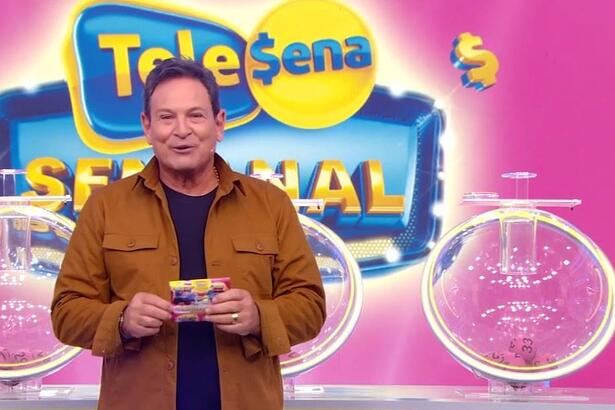 Luiz Ricardo no estúdio rosa da Tele Sena Semanal