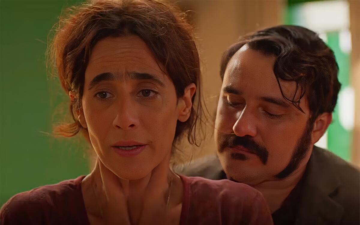 Vespertino ao lado de Tia Salete em cena de No Rancho Fundo. Ela está nervosa. Os dois são pais de Margaridinha