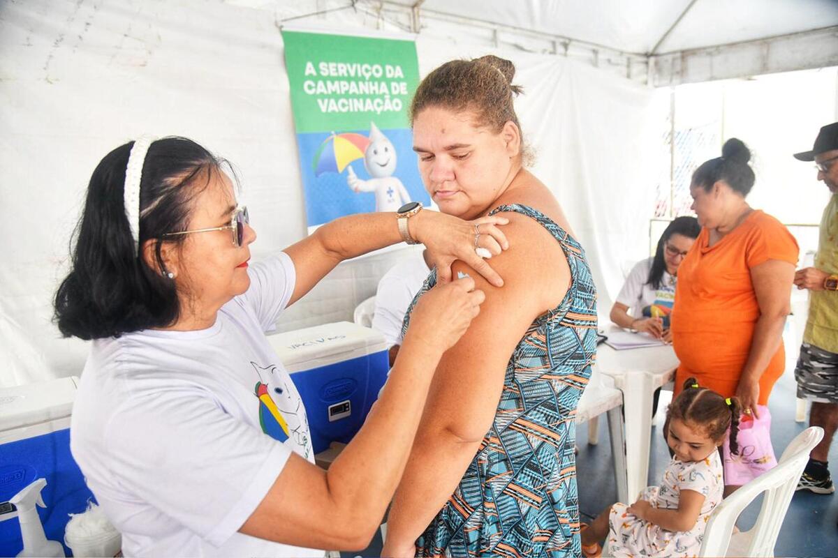 Enfermeira aplica vacina em moradora do Morro da Conceição