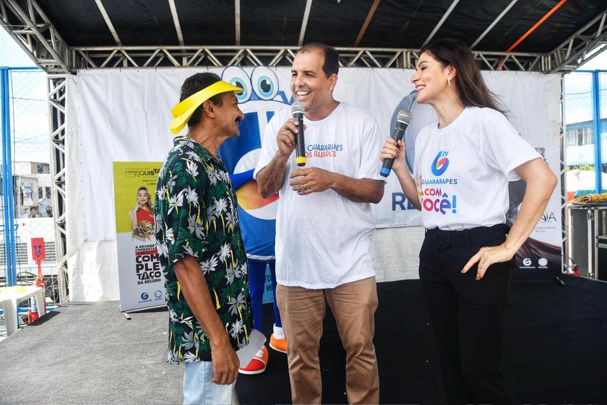 
 André Estanislau e Meiry Lanunce c conversam com morador