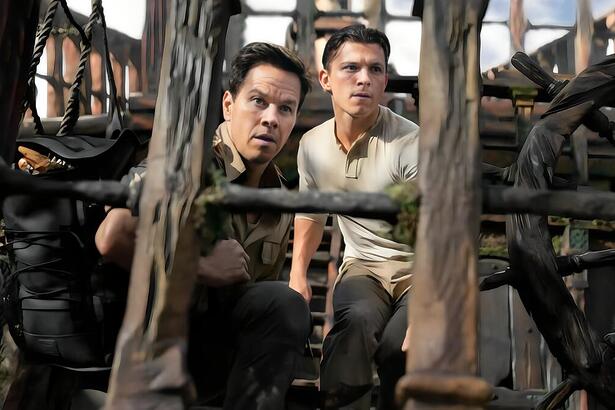 Protagonistas do filme 'Uncharted - Fora Do Mapa' em um barco assustados