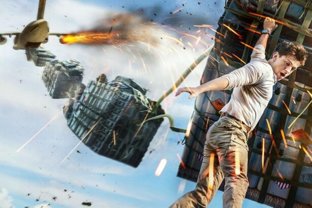 Nathan Drake se segura em container em queda de avião cargueiro em cena explosiva do filme “Uncharted – Fora do Mapa”