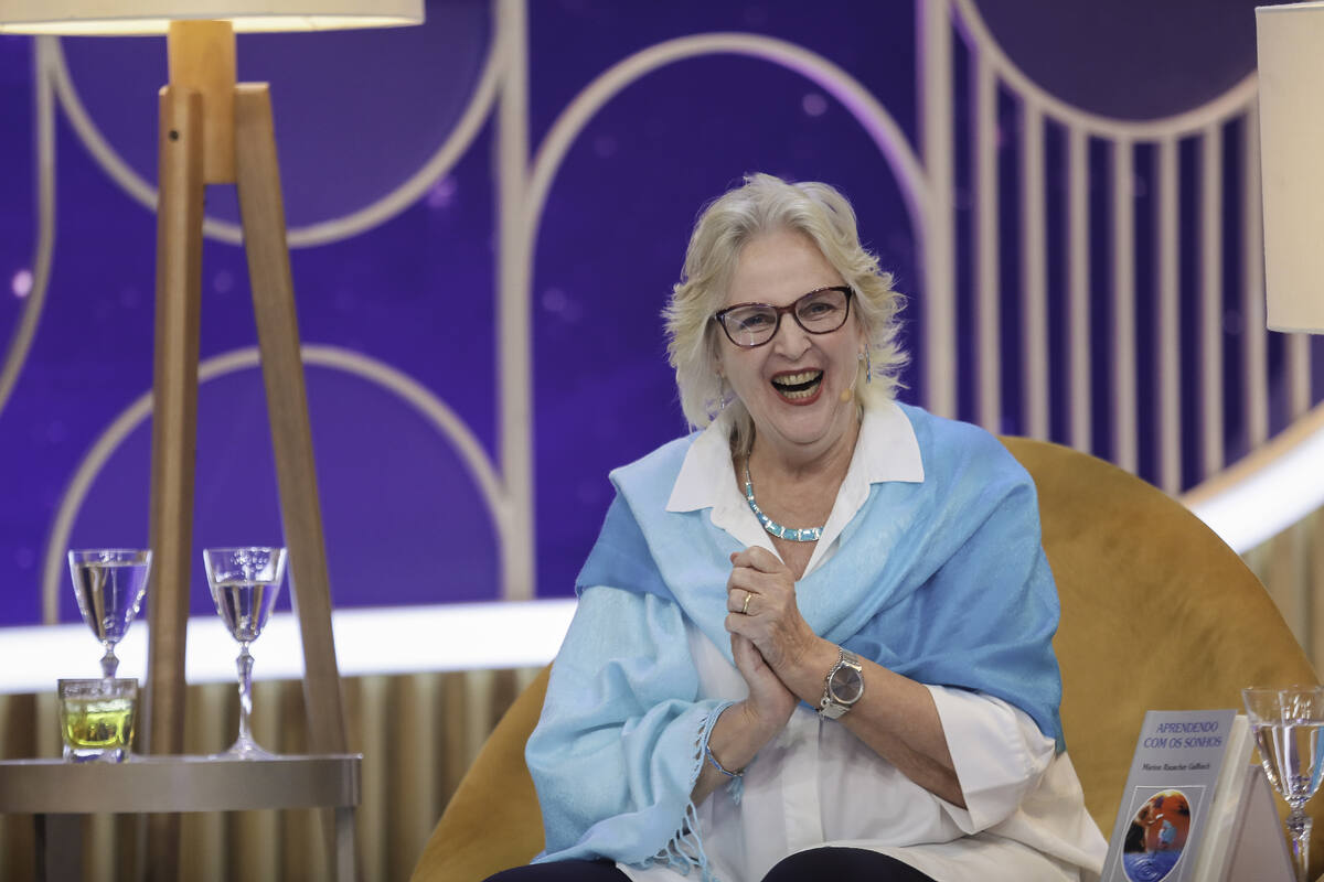Marion Gallbach sorrindo no sofá do Sabadou