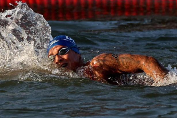 Ana Marcela Cunha durante a disputa da Maratona Aquática na Olimpíada 2024