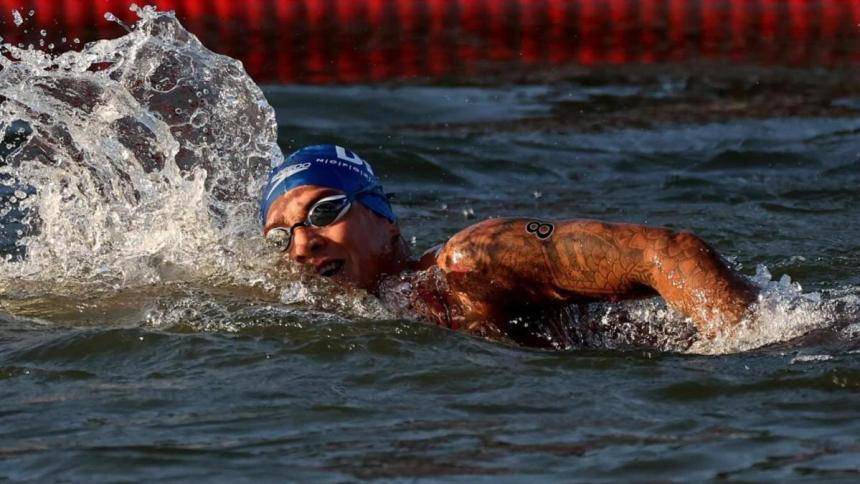 Ana Marcela Cunha durante a disputa da Maratona Aquática na Olimpíada 2024