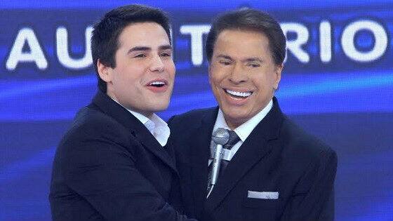 Luiz Bacci e Silvio Santos abraçados sorrindo