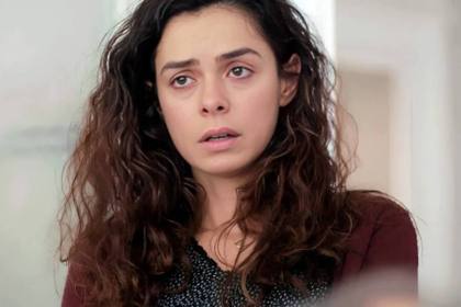 Bahar (Özge Özpirinçci) assustada, em trecho da novela Força de Mulher