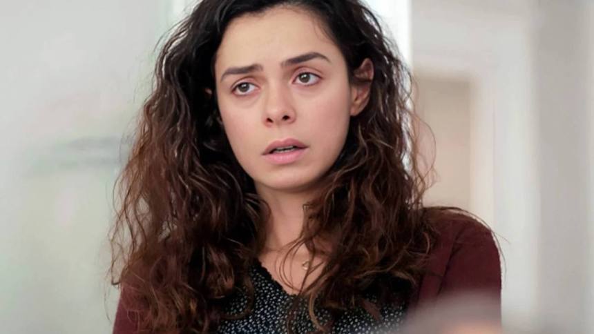 Bahar (Özge Özpirinçci) assustada, em trecho da novela Força de Mulher