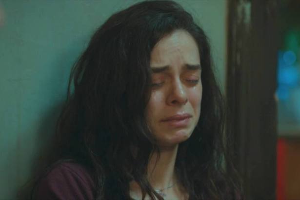 Bahar chorando em cena da novela Força de Mulher