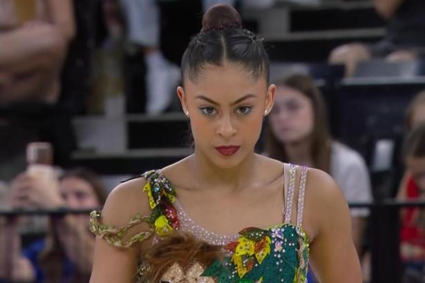 Bárbara Domingos em trecho de apresentação na ginástica rítmica na Olimpíada