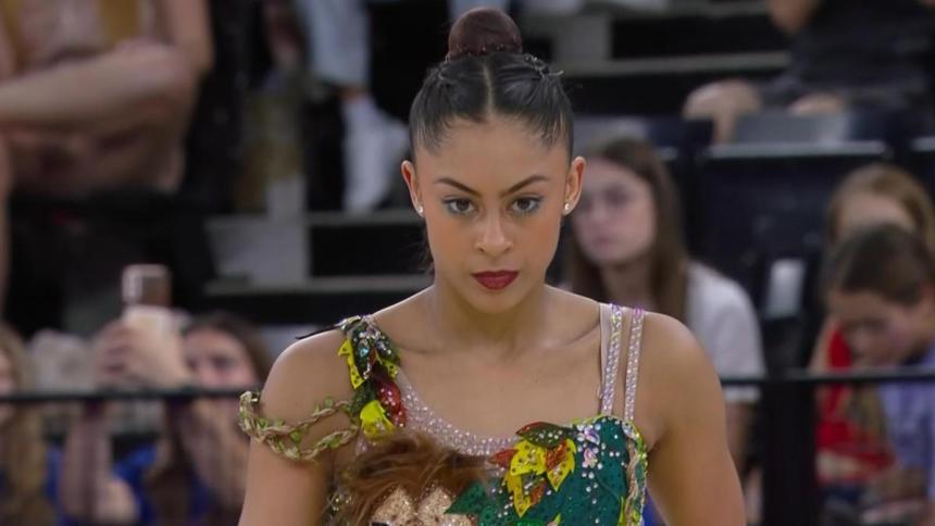 Bárbara Domingos em trecho de apresentação na ginástica rítmica na Olimpíada