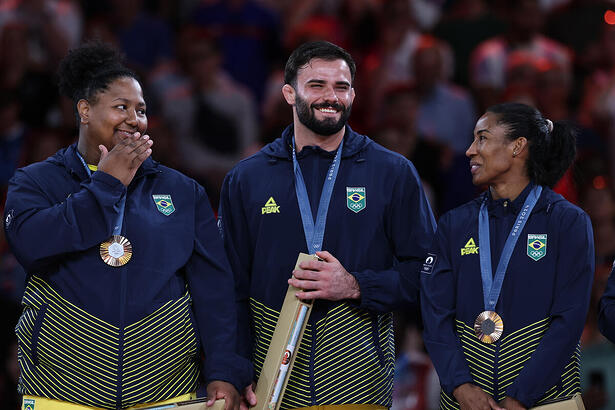 Beatriz Souza, Ketleyn Quadros e Rafael Macedo no pódio do judô por equipes na Olimpíada