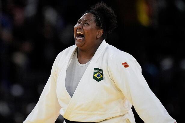 Beatriz Souza comemorando a medalha de ouro na Olimpíada