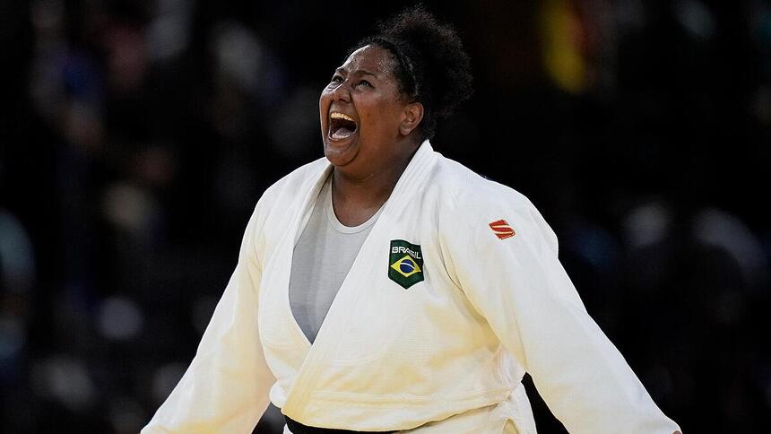 Beatriz Souza comemorando a medalha de ouro na Olimpíada