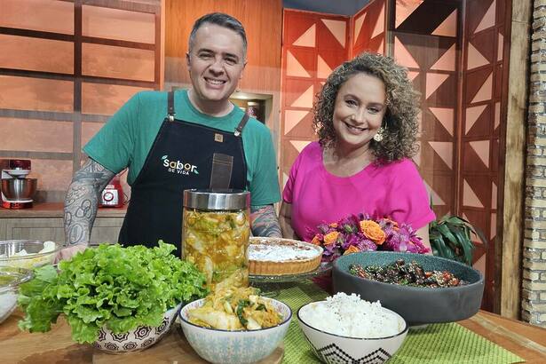 Chef Leo Roncon e Bianca Laua posam no cenário do programa