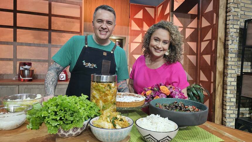 Chef Leo Roncon e Bianca Laua posam no cenário do programa