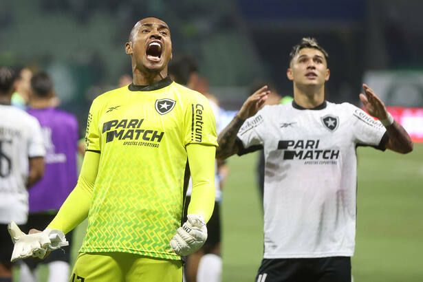 Jogadores do Palmeiras em campo, celebrado a vitória contra o Palmeiras