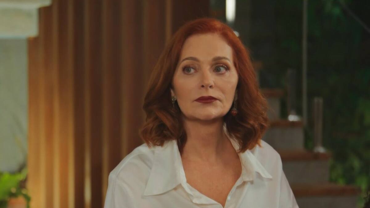 Brenda de roupa branca em cena de Família é Tudo