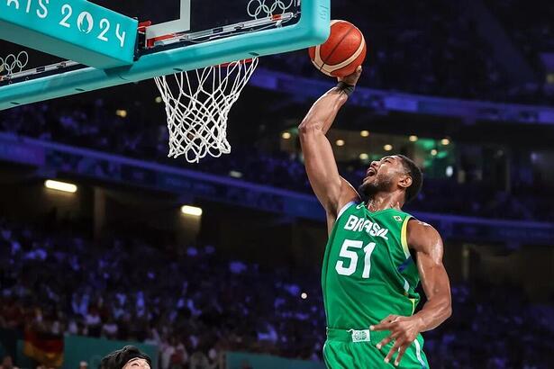 Bruno Caboclo em trecho de jogo da Seleção de Basquete na Olimpíada