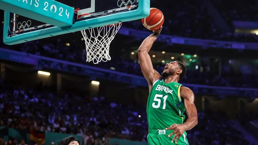 Bruno Caboclo em trecho de jogo da Seleção de Basquete na Olimpíada