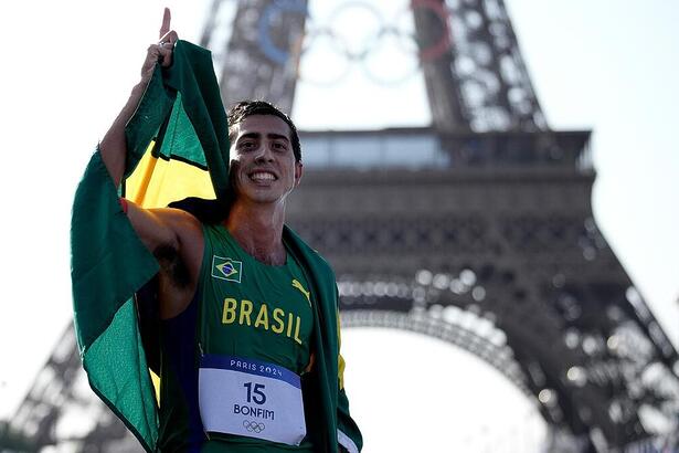 Caio Bonfim, em foto posada com a bandeia do Brasil, após medalha na Marcha Atlética