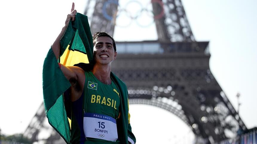 Caio Bonfim, em foto posada com a bandeia do Brasil, após medalha na Marcha Atlética