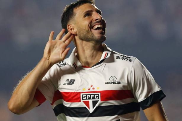 Jogador do São Paulo com a mão na orelha