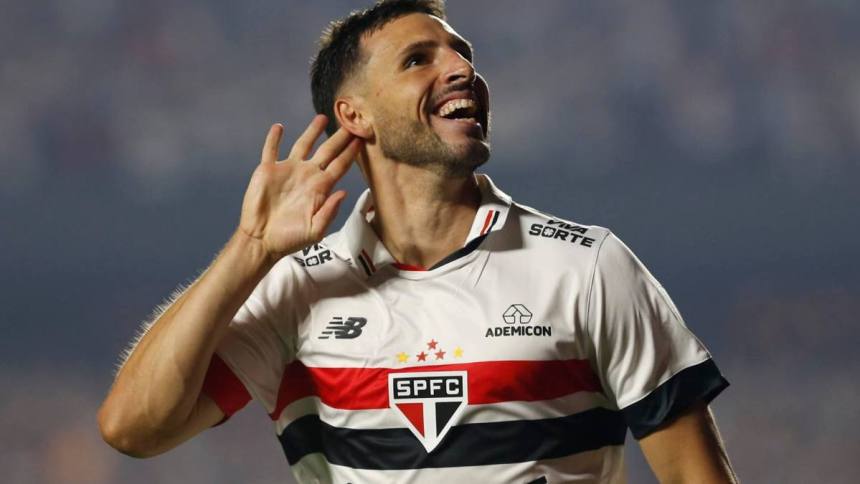 Jogador do São Paulo com a mão na orelha