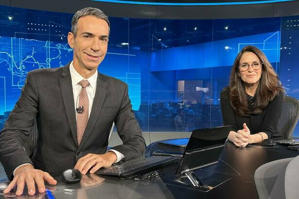 Cesar Tralli e Ana Luiza Guimarães na bancada do Jornal Nacional