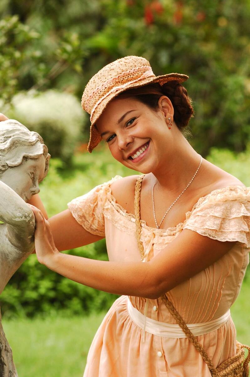 Mirna toda feliz no casamento em Alma Gêmea