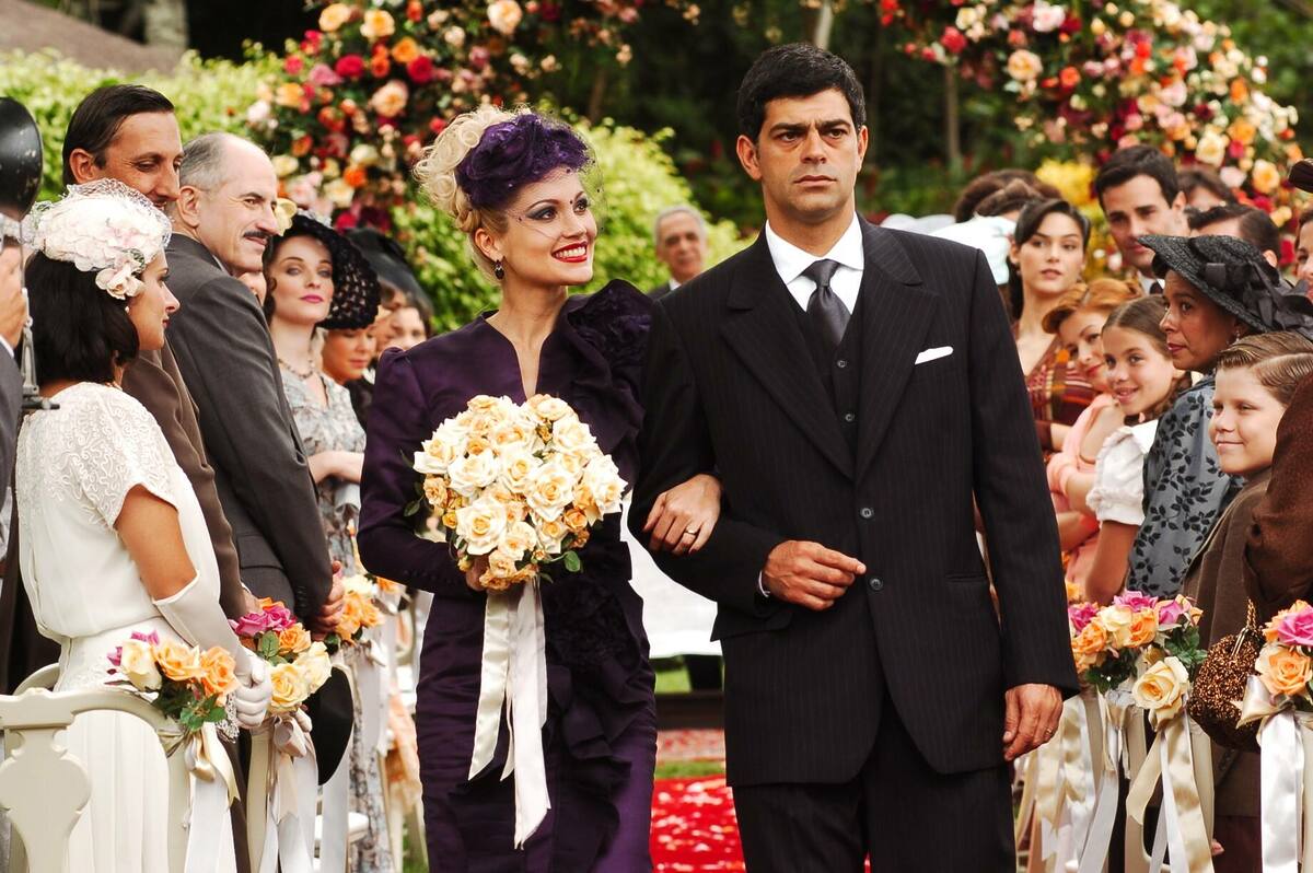 Crtistina sorrir ao entrar com Rafael no casamento