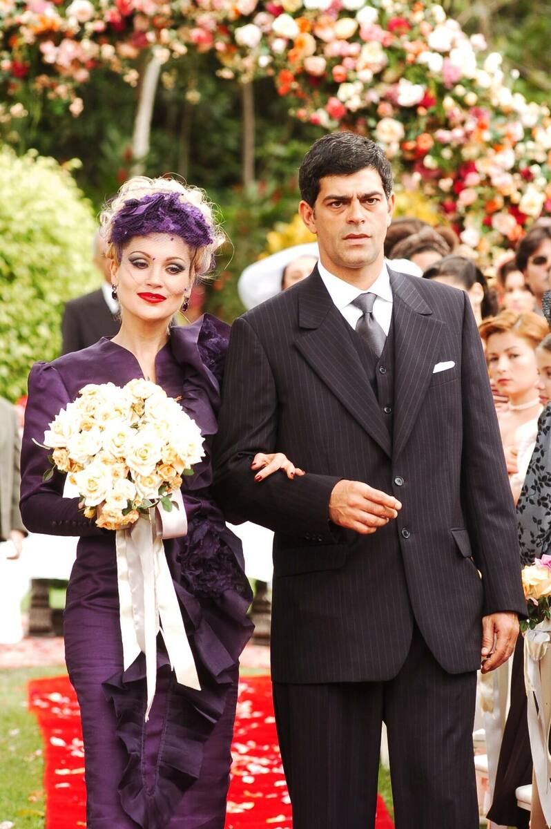 Cristina (Flávia Alessandra) e Rafael (Eduardo Moscovis) chegam ao casamento