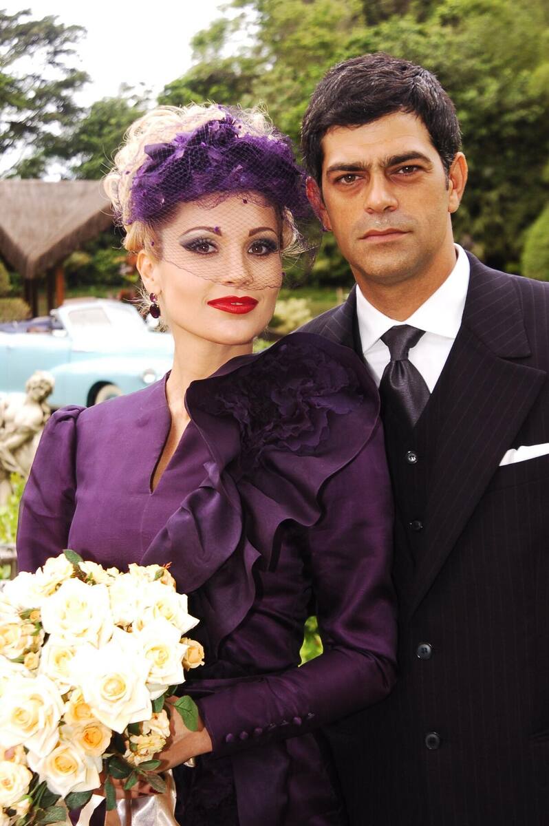 Cristina (Flávia Alessandra) sorrir, enquanto Rafael (Eduardo Moscovis) se mantém sério