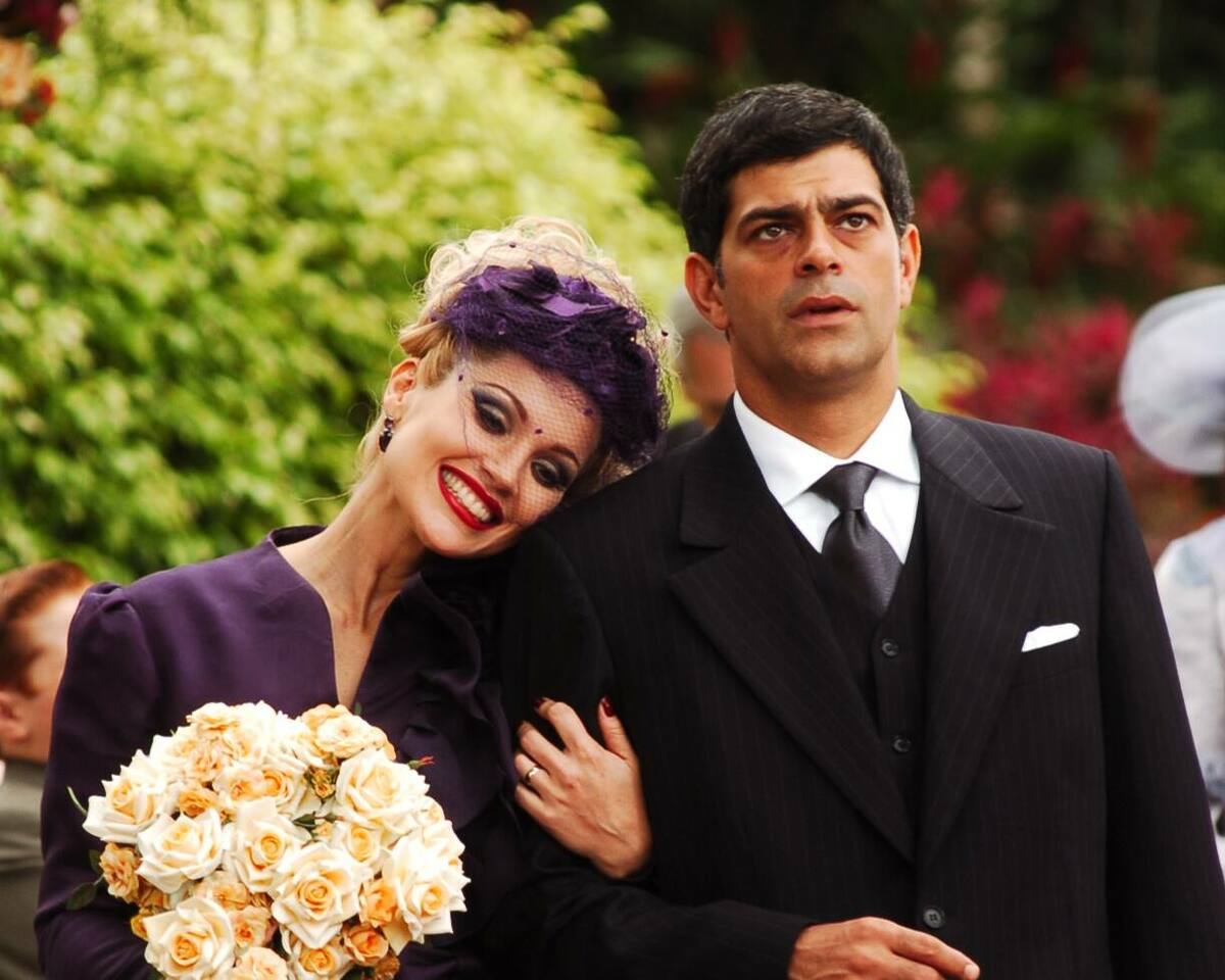 Cristina (Flávia Alessandra) encosta no ombro de Rafael (Eduardo Moscovis) em cena do casamento em Alma Gêmea