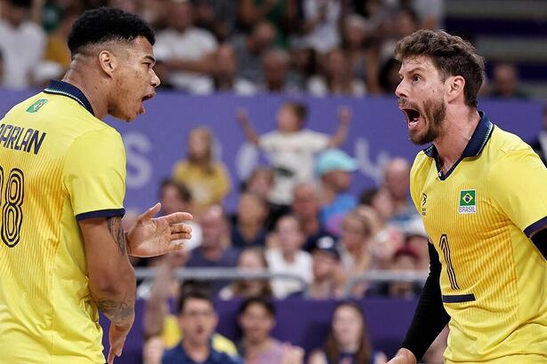 Darlan e Bruninho em trecho de jogo de Vôlei do Brasil na Olimpíada