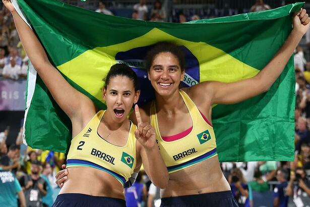 Duda e Ana Patrícia com a bandeira do Brasil na Olimpíada 2024, após conquista da medalha de ouro