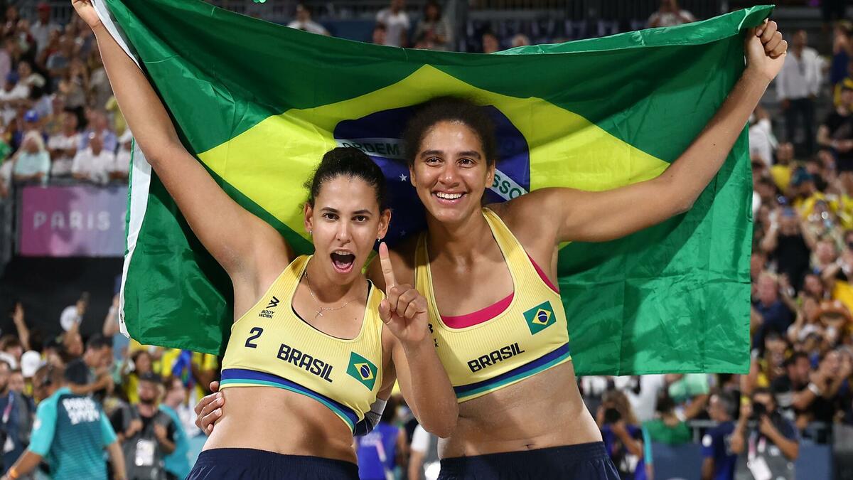 Duda e Ana Patrícia com a bandeira do Brasil na Olimpíada 2024, após conquista da medalha de ouro