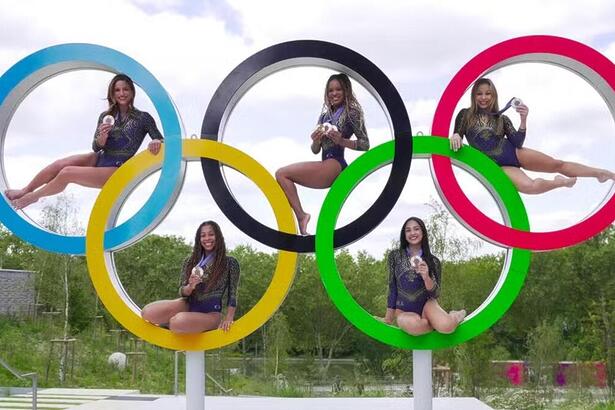 As ginastas brasileiras Rebeca Andrade, Jade Barbosa, Lorrane Oliveira, Flávia Saraiva e Júlia Soares posando juntas nos arcos olímpicos