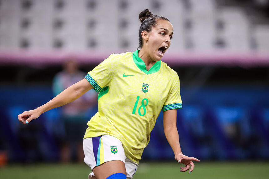 Partida semifinal entre Brasil e Espanha. Na imagem a atleta Gabi Portilho