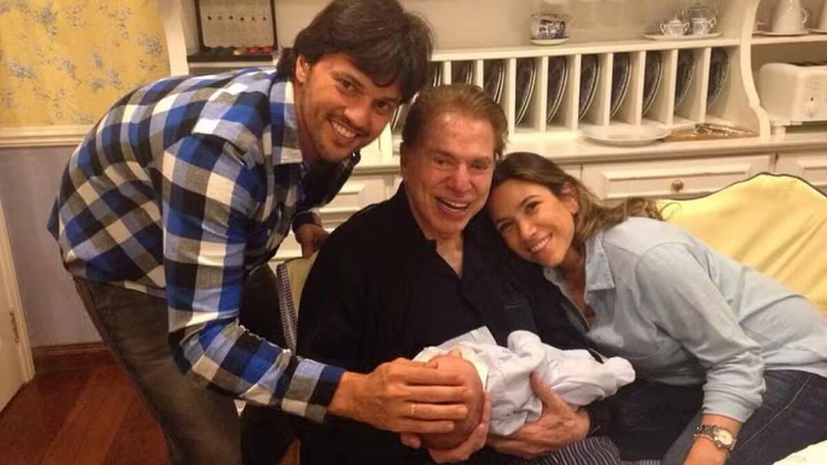 Fábio Farias, Patricia Abravanel e Silvio Santos, sentado e com um neto no colo