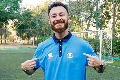 Fred Bruno vestindo a blusa azul do esporte da Globo