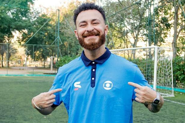 Fred Bruno vestindo a blusa azul do esporte da Globo