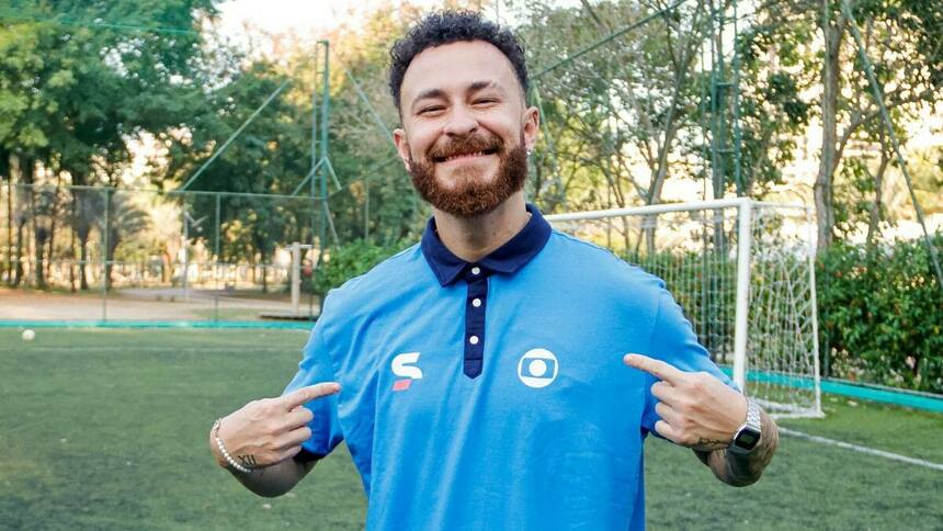 Fred Bruno vestindo a blusa azul do esporte da Globo